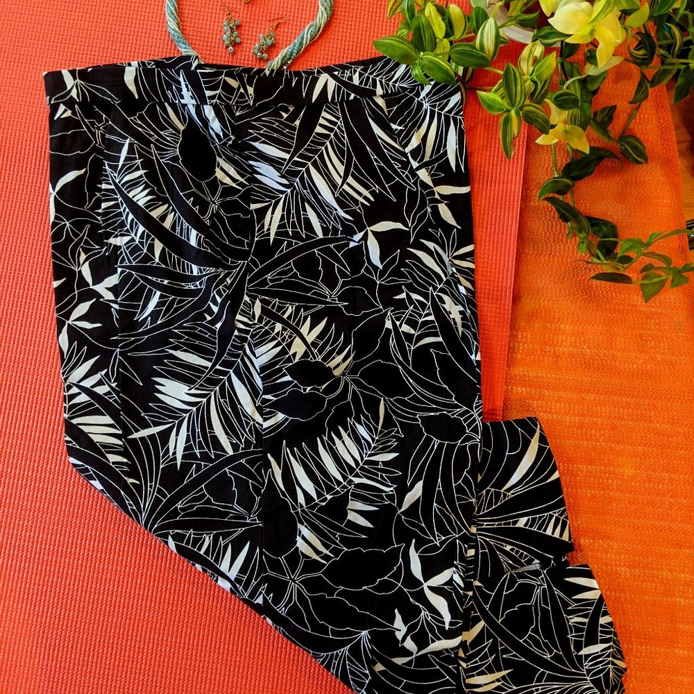 Black Leaf print capris pants